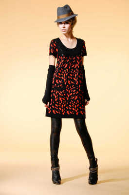 站立的时尚服装模特创意图片 解锁未来素材下载的灵感密码